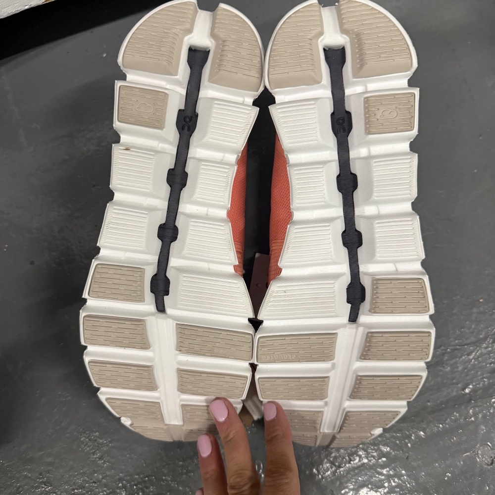 NWT OnCloud women’s sneakers 9.5 pink peach - Picture 3 of 4